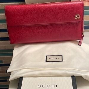 Gucci Zip Around Multi Pocket Clutch Leather Wallet. EUC